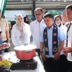 Berpakaian biru: Ketua Fraksi Nasdem DPRD Kampar Eko Sutrisno 