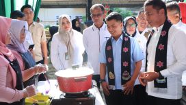 Berpakaian biru: Ketua Fraksi Nasdem DPRD Kampar Eko Sutrisno 