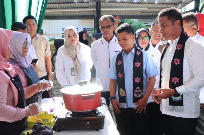 
					Berpakaian biru: Ketua Fraksi Nasdem DPRD Kampar Eko Sutrisno 