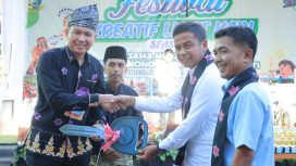 Bupati Kampar Ahmad Yuzar bersama Ketua Fraksi Nasdem DPRD Kampar Eko Sutrisno serta Lurah Lipat Kain Andi Sukma pada acara Festival Lipat Kain 2026