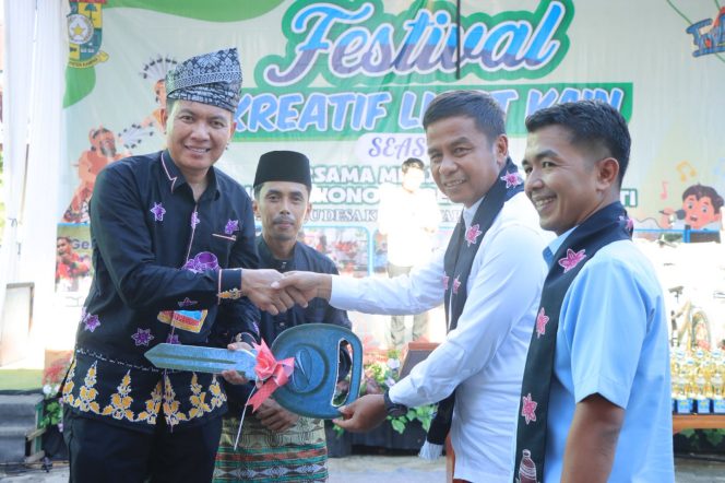 
					Bupati Kampar Ahmad Yuzar bersama Ketua Fraksi Nasdem DPRD Kampar Eko Sutrisno serta Lurah Lipat Kain Andi Sukma pada acara Festival Lipat Kain 2026