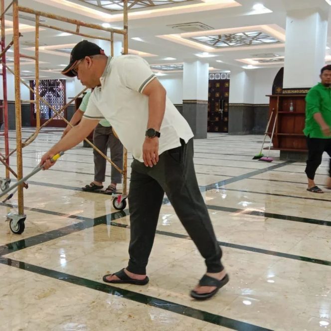 
					Gotong Royong Satpol PP Kampar, Islamic Center Dibenahi Jelang Lebaran