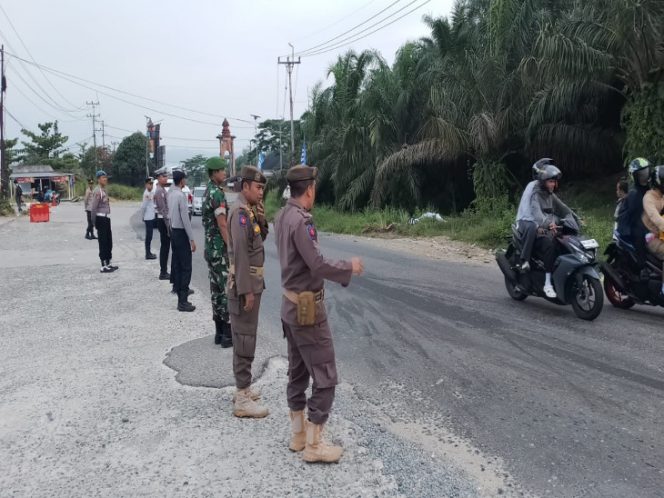 
					Satpol PP Kampar Bersama Tim Gabungan Kawal Mobilitas Pemudik