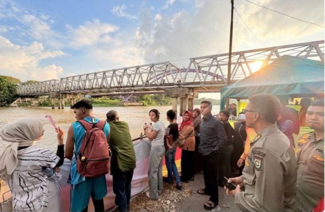 
					Usai Serangkaian Agenda, Bupati Kampar Ahmad Yuzar Kembali ke Tepian Sungai Saksikan Pacu Sampan