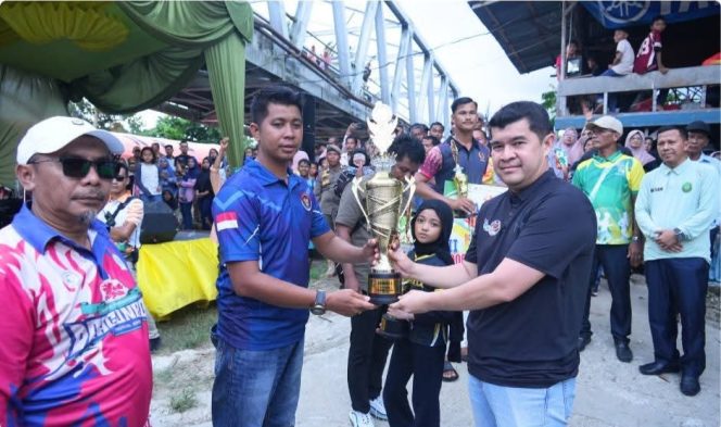 
					Bupati Kampar Diwakili Pj Sekda Resmi Akhiri Pacu Sampan di Pulau Lawas