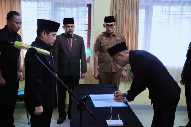 
					Pemkab Kampar Lantik Pejabat, Pj Sekda Tegaskan Fokus Bupati Ahmad Yuzar pada Peningkatan Kinerja