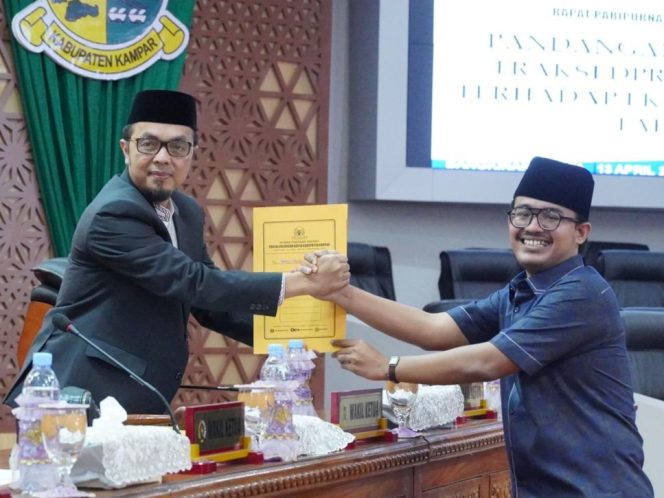 
					Lantunkan Bait Lagu Amin Ambo, Amir Sebut Pemerataan Pembangunan di Kampar Hanya Dongeng