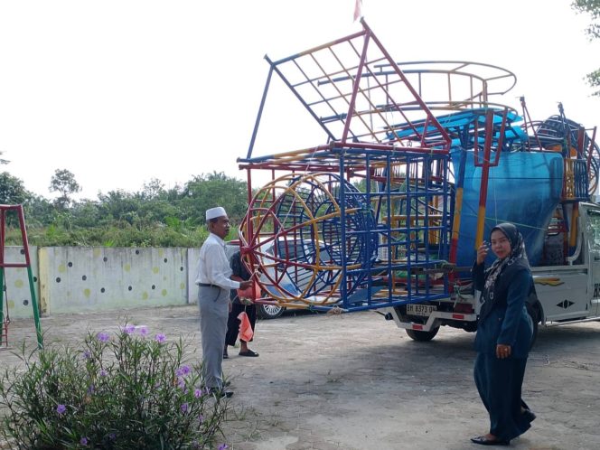 
					Ropii Siregar Salurkan APE ke TK di Siabu, Komitmen Dukung Pendidikan Anak Usia Dini