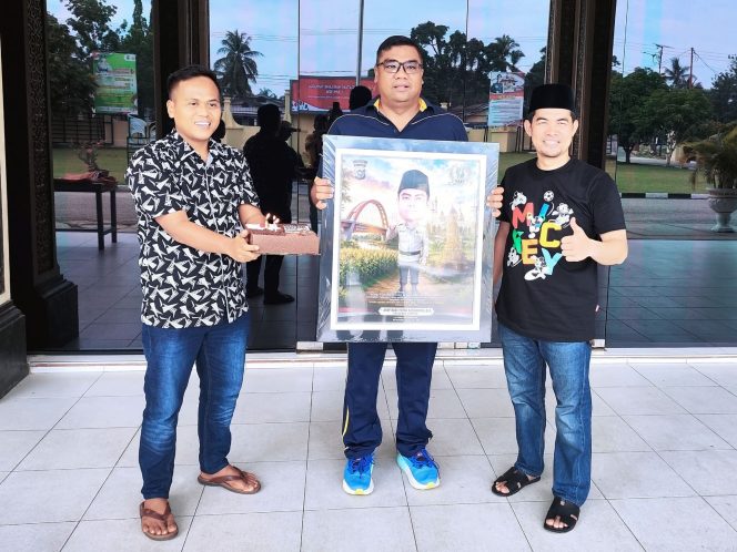 
					Wakil Ketua DPRD Kampar Iib Nursaleh Beri Surprise untuk Kapolres Kampar AKBP Boby, Perkuat Pesan Sinergi dan Kebersamaan
