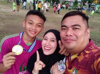 Rizuqy Al-Faiq Bianka Simaremare bersama kedua orangtuanya Yessika Putri dan Almarhum ayahnya Benny Simaremare 