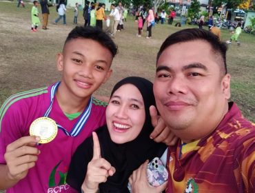 Rizuqy Al-Faiq Bianka Simaremare bersama kedua orangtuanya Yessika Putri dan Almarhum ayahnya Benny Simaremare 