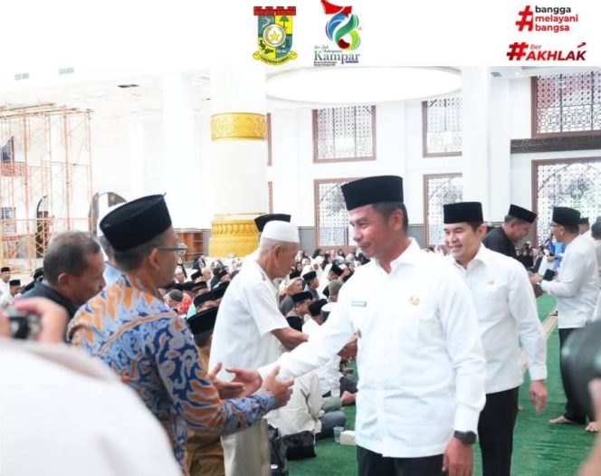 
					Bupati Kampar Lepas 453 CJH, Pemkab Tanggung Transportasi dan Pendampingan Menuju Embarkasi