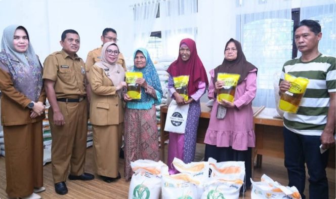 
					Wabup Kampar Misharti Serahkan Bantuan Pangan Bapanas untuk 401 KK di Kampar Utara