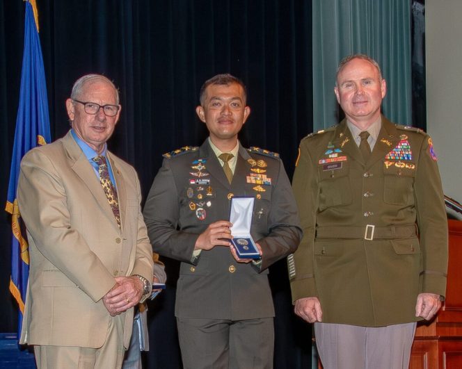 
					Mayor Inf Zulfikar Rakita Dewa Raih Gelar Magister Keempat di CGSC AS, Putra Deddy Mizwar Ukir Prestasi di Kancah Militer Internasional