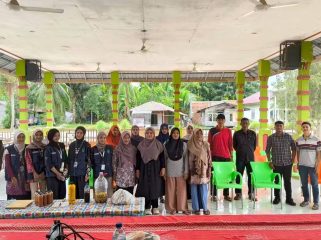 Mahasiswa Kukerta Universitas Riau bersama peserta sosialisasi yang terdiri atas kelompok tani, BUMDes, Karang Taruna, perangkat desa, dan masyarakat Desa Penampi di Balai Desa Penampi.
