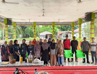 Mahasiswa Kukerta Universitas Riau bersama peserta sosialisasi yang terdiri atas kelompok tani, BUMDes, Karang Taruna, perangkat desa, dan masyarakat Desa Penampi di Balai Desa Penampi.