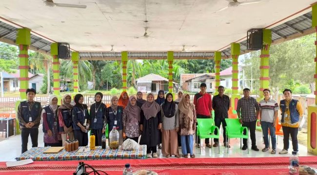 Mahasiswa Kukerta Universitas Riau bersama peserta sosialisasi yang terdiri atas kelompok tani, BUMDes, Karang Taruna, perangkat desa, dan masyarakat Desa Penampi di Balai Desa Penampi.