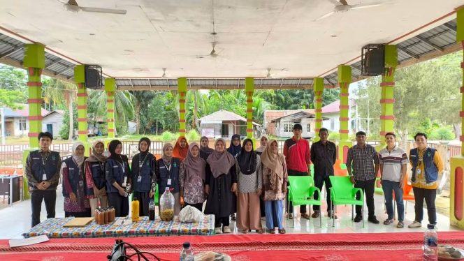 
					Mahasiswa Kukerta Universitas Riau bersama peserta sosialisasi yang terdiri atas kelompok tani, BUMDes, Karang Taruna, perangkat desa, dan masyarakat Desa Penampi di Balai Desa Penampi.