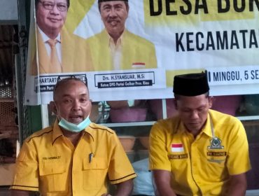 Foto kiri-kanan: (bermasker) Almarhum Yuli Hendra Sekretaris DPD Golkar Kampar bersama Ketua Pimpinan Kecamatan Golkar Kampar Firdaus