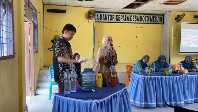 
					Mahasiswa Kukerta Universitas Riau bersama ibu-ibu PKK Desa Koto Mesjid usai pelaksanaan sosialisasi dan praktik pembuatan Pupuk Organik Cair (POC).
