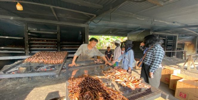 
					Gambar 1 Mahasiswa Kukerta Universitas Riau melakukan pendataan potensi usaha perikanan di Desa Koto Mesjid.