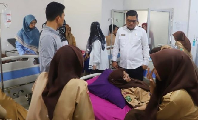 
					Menanti Hasil Uji Lab MBG Pemicu Siswa dan Guru Diduga Keracunan di SMK Negeri 1 Tapung Hulu