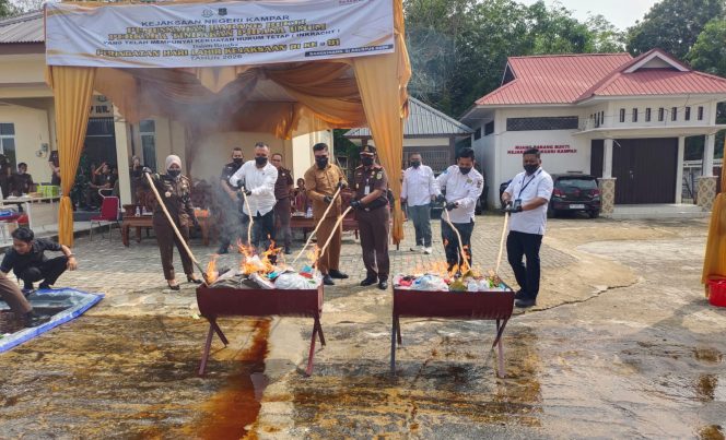 
					Kejari Kampar Musnahkan Barang Bukti 125 Perkara, Sabu Mendominasi
