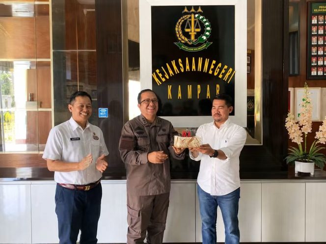 
					Wakil Ketua DPRD Kampar Iib Nursaleh Beri Kejutan Kue untuk Kajari Kampar di Hari Lahir Kejaksaan ke-81