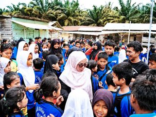 Wakil Bupati Kampar Misharti bersama Ketua Fraksi Nasdem DPRD Kampar yang juga Anggota Dewan Pendidikan Kampar Eko Sutrisno dikerumuni anak-anak SDN 012 Rantau Kasih Kampar Kiri Hilir (26/09/2026).