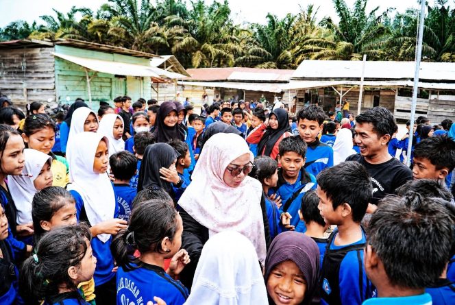 
					Wakil Bupati Kampar Misharti bersama Ketua Fraksi Nasdem DPRD Kampar yang juga Anggota Dewan Pendidikan Kampar Eko Sutrisno dikerumuni anak-anak SDN 012 Rantau Kasih Kampar Kiri Hilir (26/09/2026).