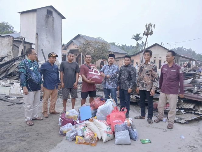 
					Usai Dinas Luar, Iib Nursaleh Langsung Tinjau Tiga Rumah Warga yang Terbakar di Pantai Raja
